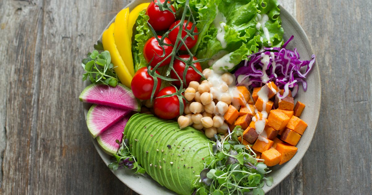 Sebzeler ve nohutla hazırlanmış renkli salata kasesi