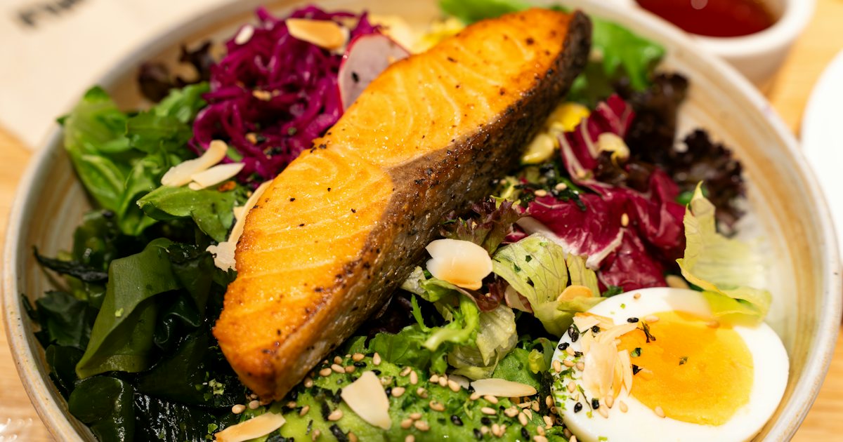 Somon, avokado ve yumurta içeren salata tabağı