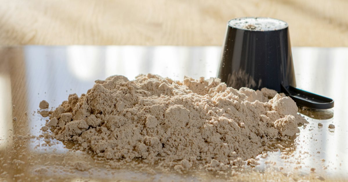Ölçek ve çikolatalı whey protein tozu