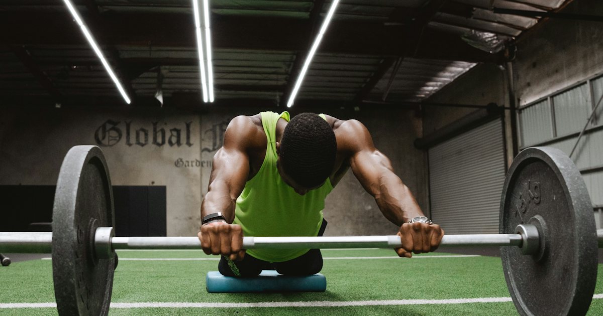 Spor salonunda halterle squat yapan sporcu